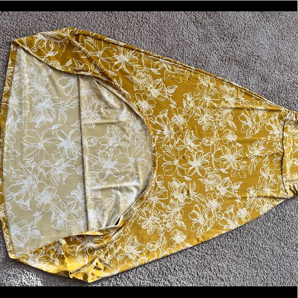 Like new maxi skirt. Beautiful mustard yellow.